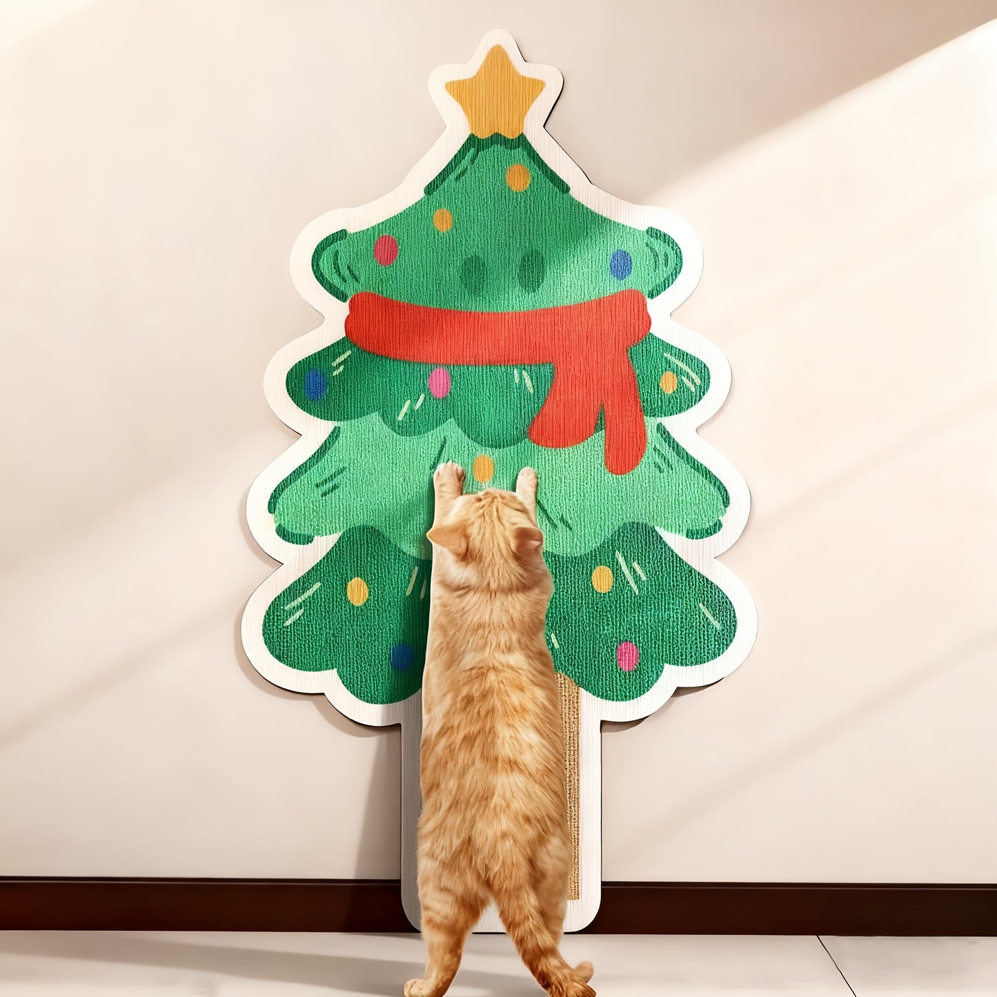 Arranhador para gatos em formato de árvore de Natal, feito com material espesso, durável e que não solta pelos.