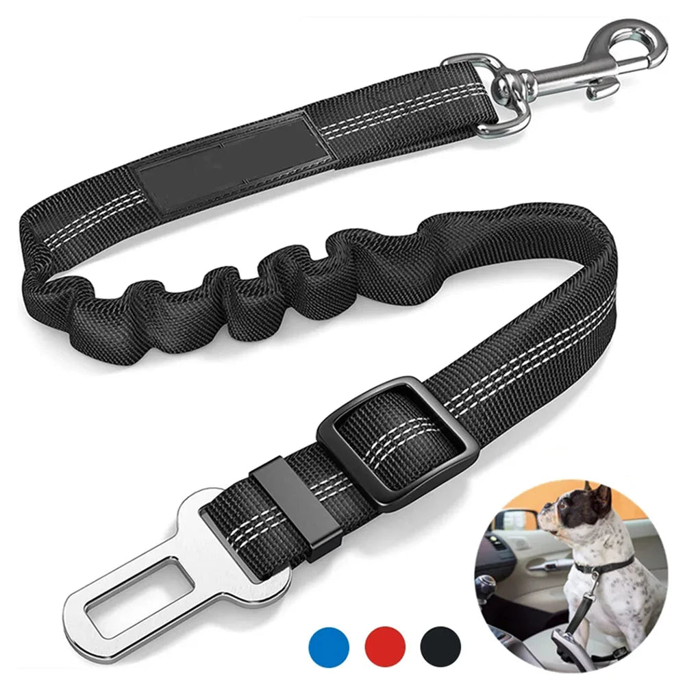 Cinto de segurança ajustável para cães em carro, feito de nylon com acolchoamento refletivo e elástico. Acessório ideal para viagens de carro com seu cão.