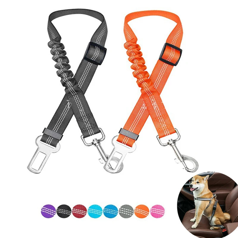 Cinto de segurança ajustável para cães em carro, feito de nylon com acolchoamento refletivo e elástico. Acessório ideal para viagens de carro com seu cão.