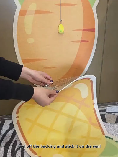 Arranhador para gatos em formato de árvore de Natal, feito com material espesso, durável e que não solta pelos.